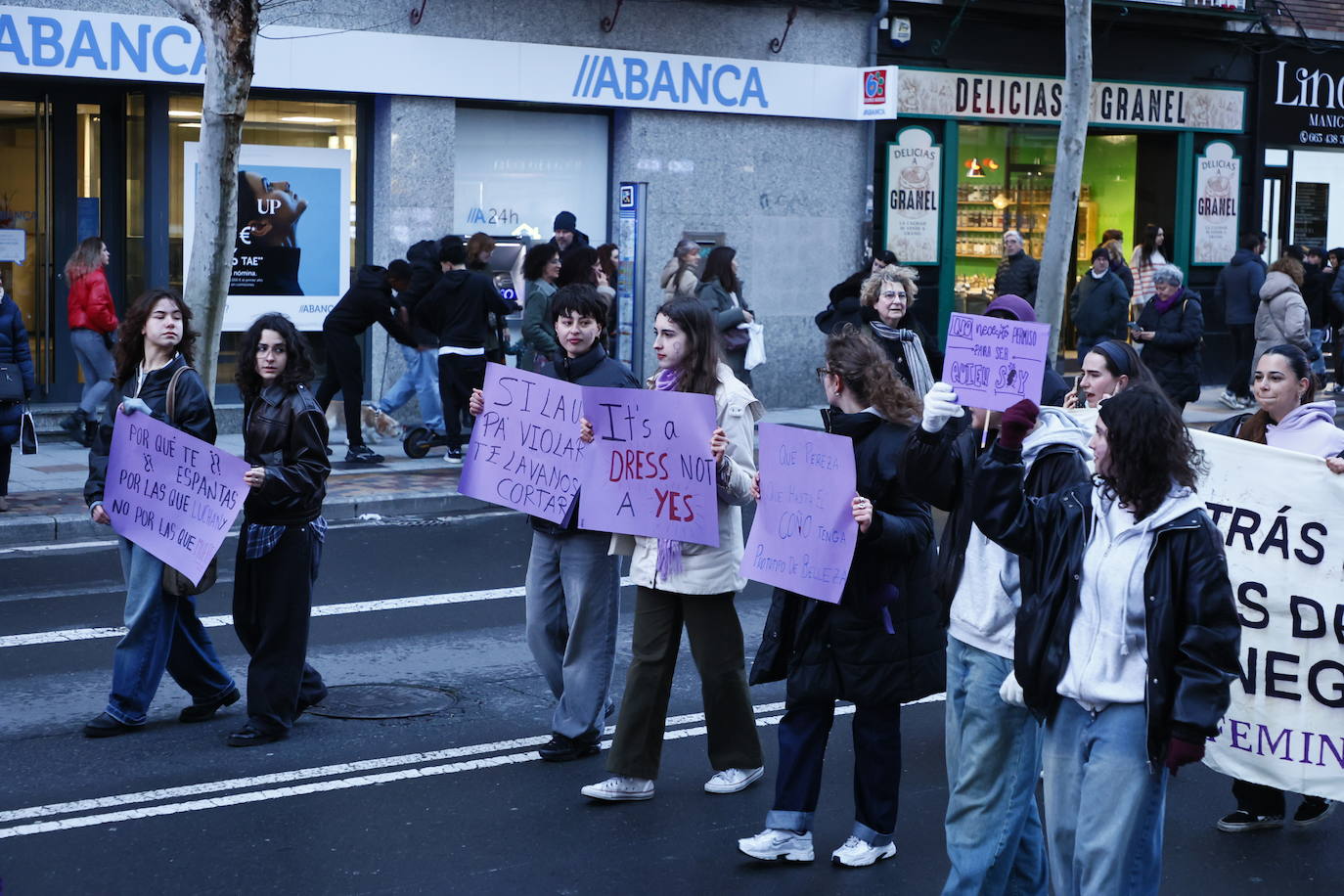 La &#039;marea morada&#039; por el 8-M en Salamanca, en imágenes