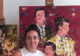 Raquel de la Iglesia junto a una de sus pinturas |