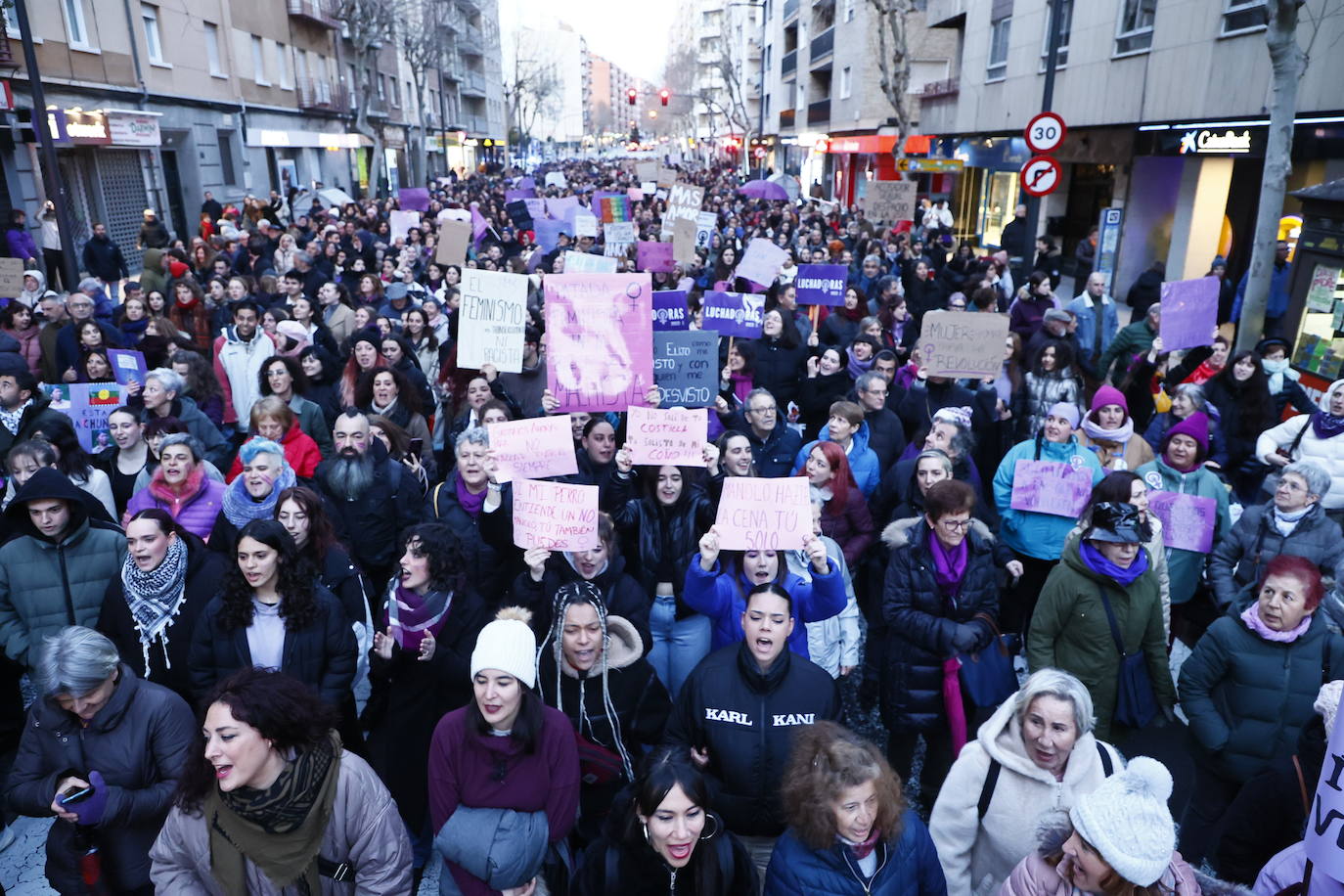 La &#039;marea morada&#039; por el 8-M en Salamanca, en imágenes