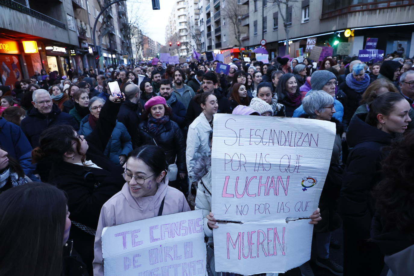 La &#039;marea morada&#039; por el 8-M en Salamanca, en imágenes