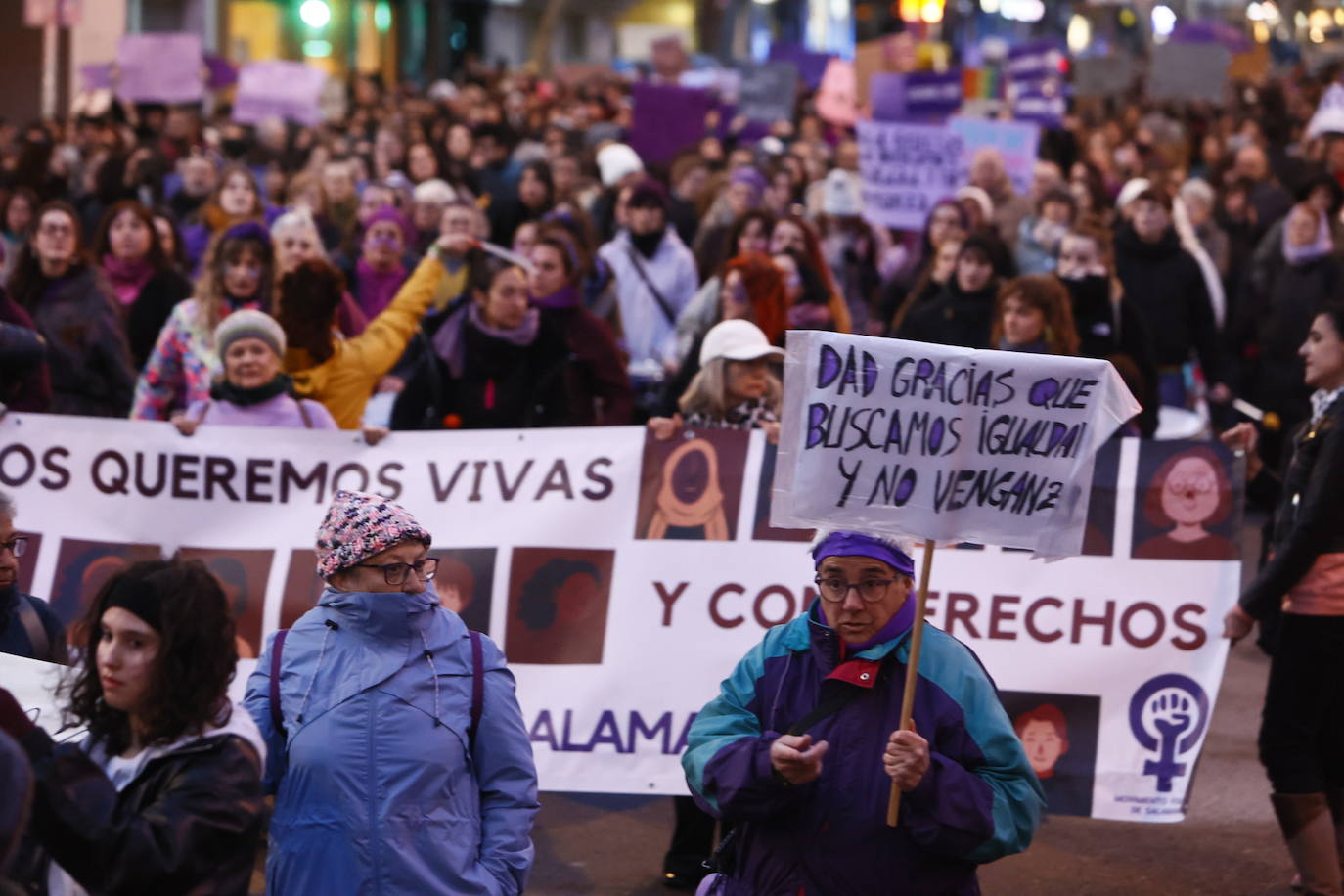 La &#039;marea morada&#039; por el 8-M en Salamanca, en imágenes