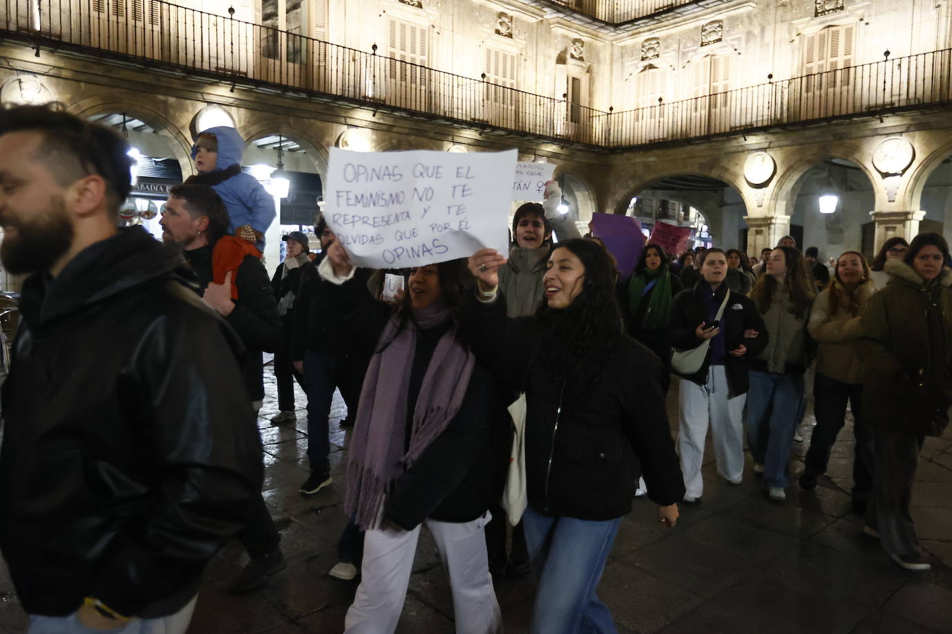 La &#039;marea morada&#039; por el 8-M en Salamanca, en imágenes