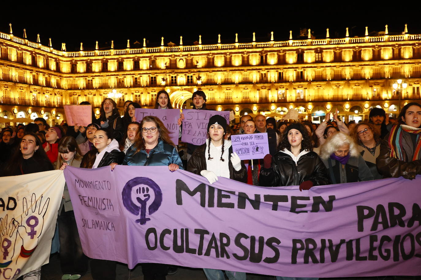 La &#039;marea morada&#039; por el 8-M en Salamanca, en imágenes