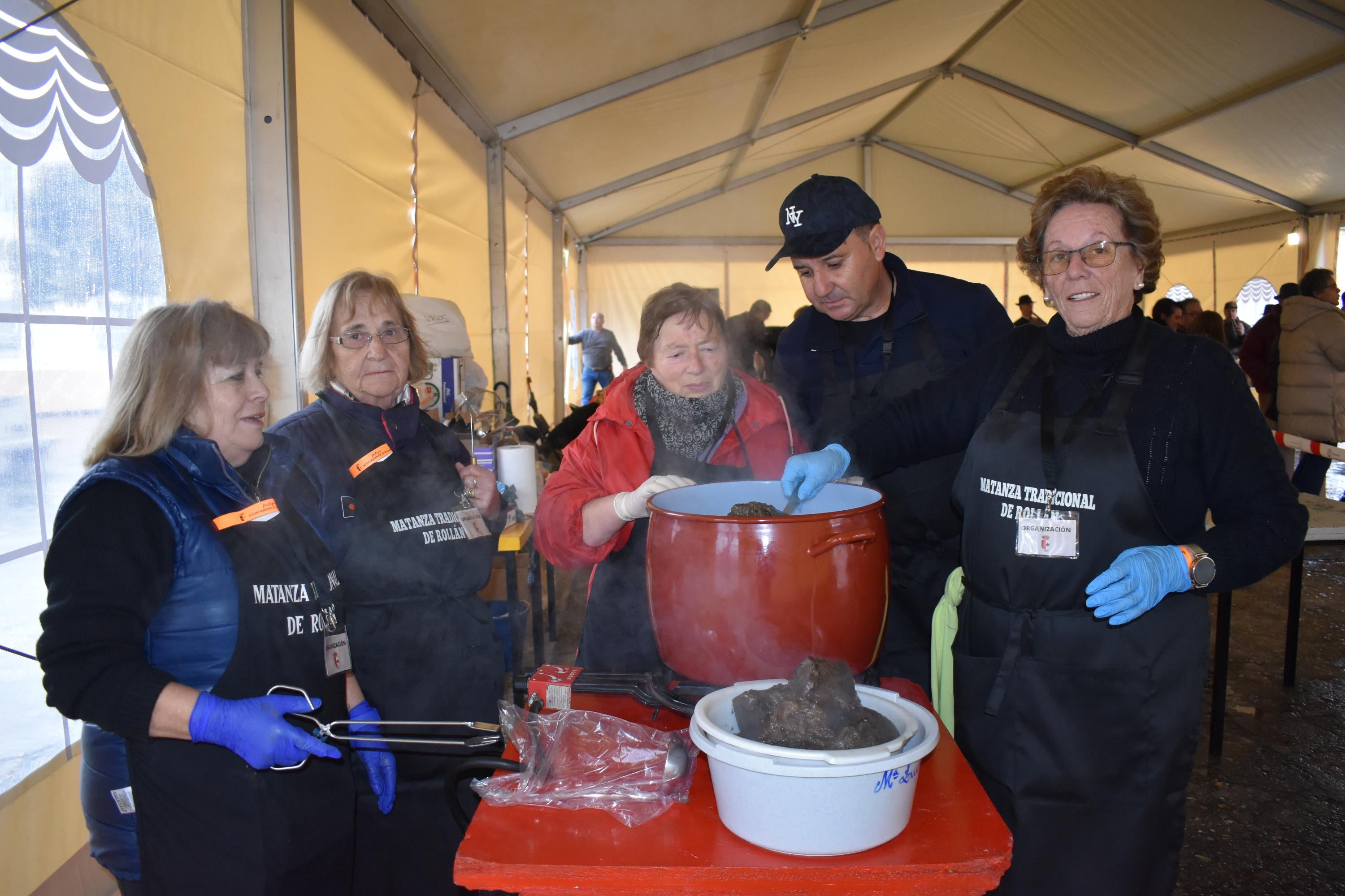 Tradición, ocio y comida en la matanza de Rollán a pesar de la lluvia