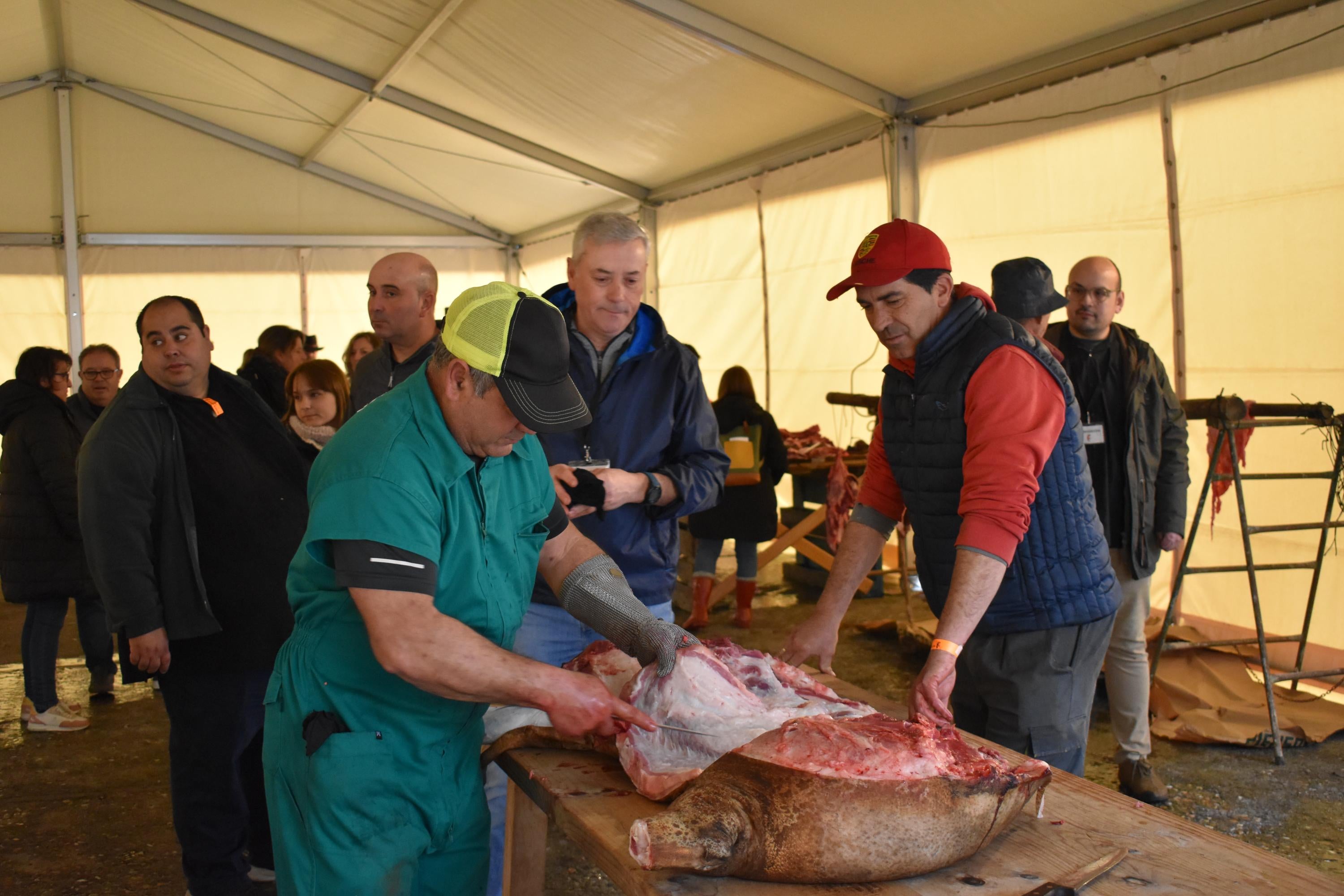 Tradición, ocio y comida en la matanza de Rollán a pesar de la lluvia