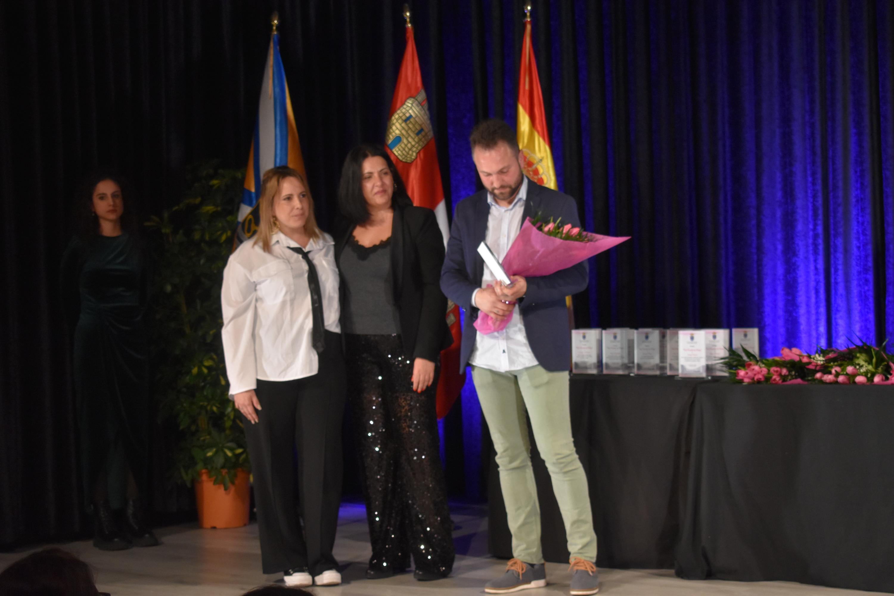 Calurosa gala en honor a las féminas de Santa Marta de Tormes