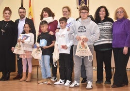 Imagen de los ganadores en el concurso escolar de dibujo organizado por el Ayuntamiento de Béjar