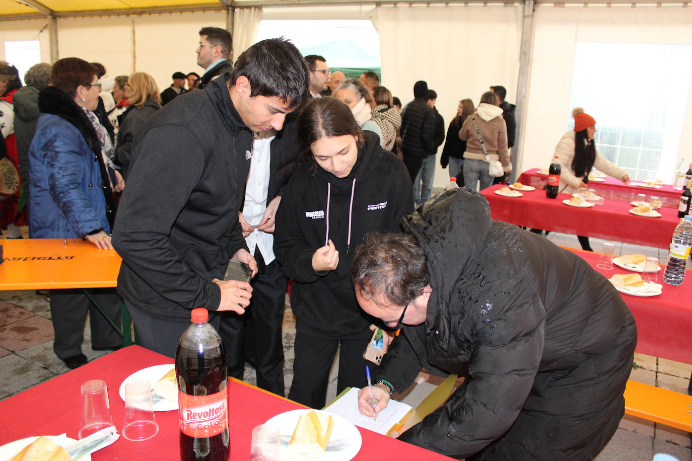 La lluvia no impide un nuevo lleno en la matanza de Campillo de Salvatierra