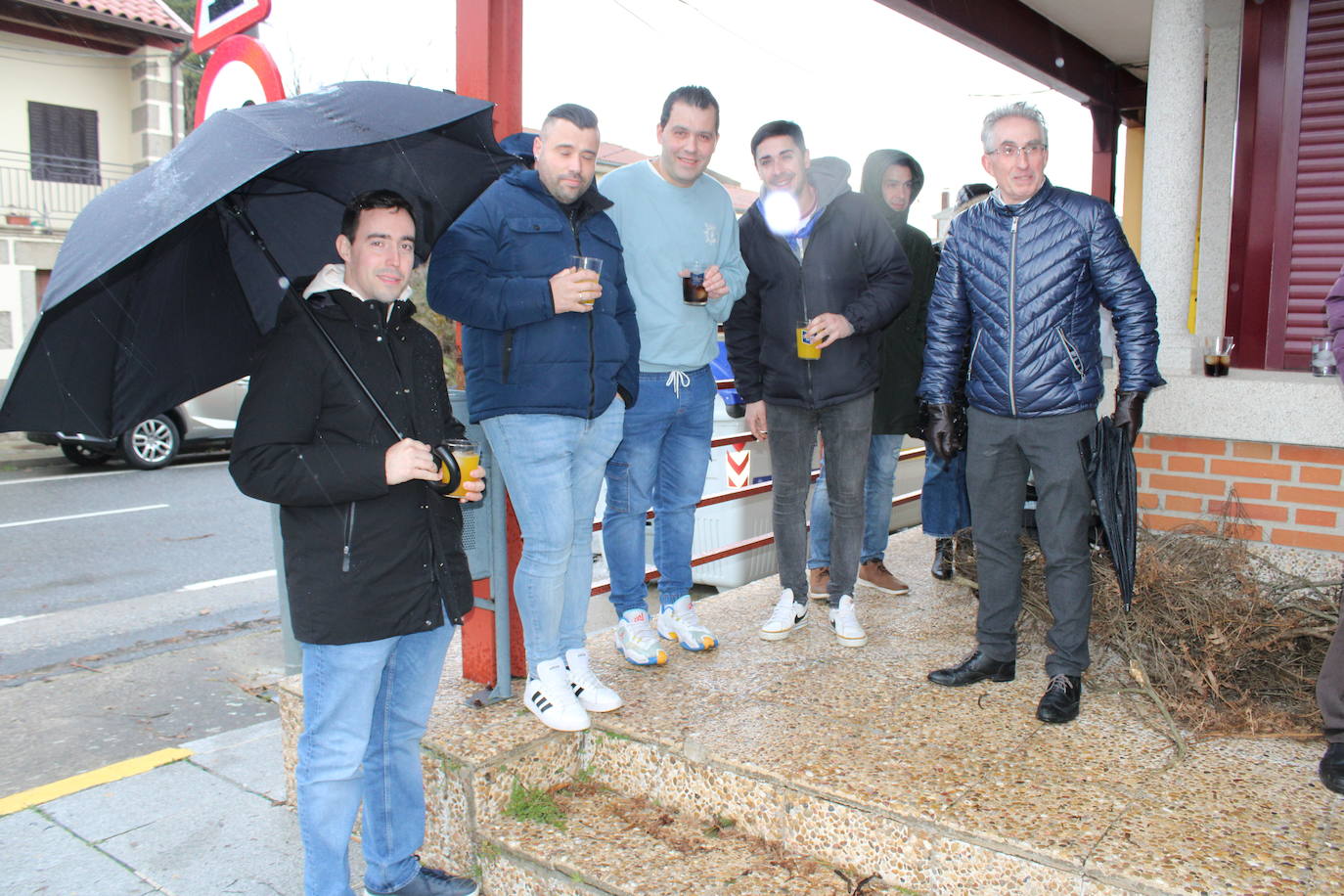 Sorihuela disfruta de su matanza sin temor a la lluvia