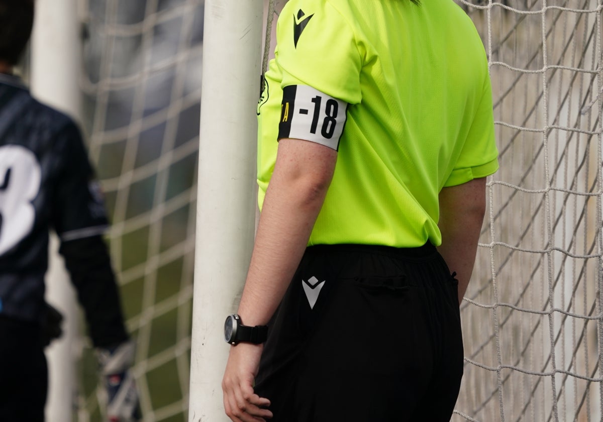 Una colegiala salmantina porta el brazalete 'menos 18'.