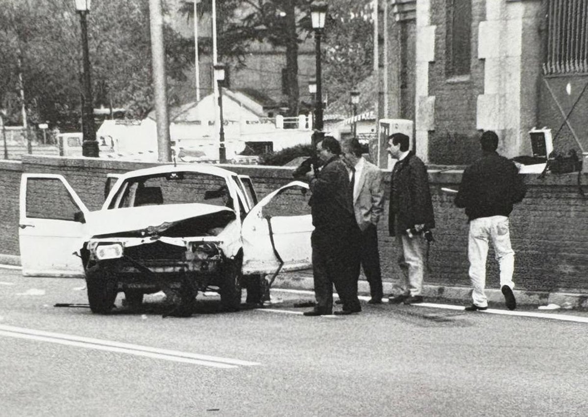 Imagen secundaria 1 - Imágenes para la historia: capitán Aliste, víctima de ETA en 1995 . El capitán de Infantería, Juan José Aliste fue herido de gravedad a sus 40 años a consecuencia de un atentado perpetrado en Salamanca por la banda terrorista ETA a las 8:20 horas del 10 de noviembre de 1995 junto a la plaza de toros de La Glorieta. Una bomba activada con temporizador y adosada a los bajos de su coche le dejó sin sus dos piernas. Profesores y alumnos acudieron a la concentración organizada por el IES Francisco Salinas, centro de estudiaba el hijo de Aliste.