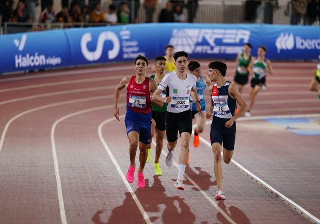 Álvaro González, recorriendo los últimos metros para meterse en la final de los 1.500.