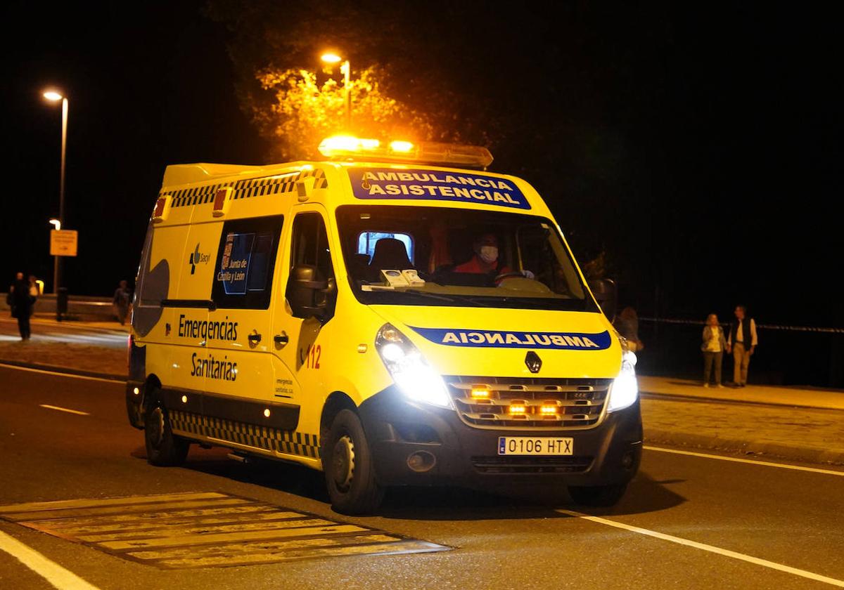 Ambulancia del Sacyl en carretera.