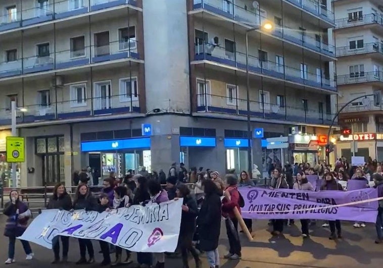 Más de 3.000 personas desafían a la lluvia y toman las calles de Salamanca por el 8-M