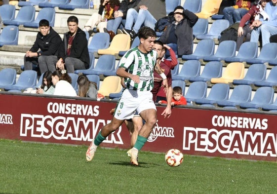 Morales conduce el cuero ante el Pontevedra.