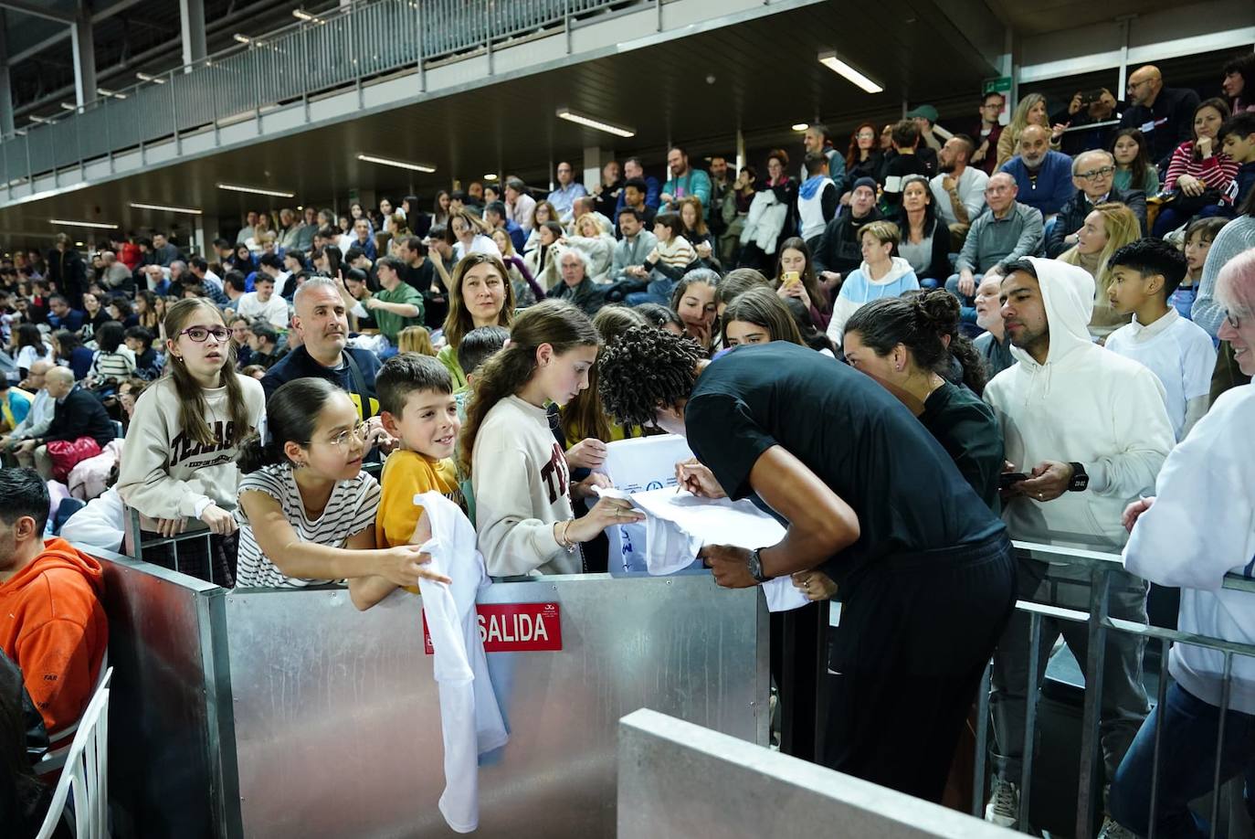 Imagen principal - Yulimar Rojas desata la locura en Salamanca en su regreso a la competición