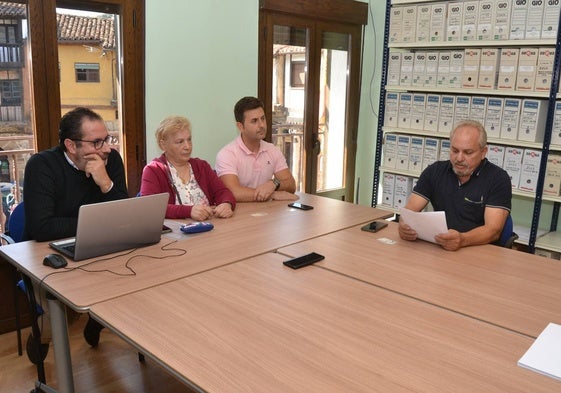 Momento del pleno de la moción de censura en Sotoserrano.