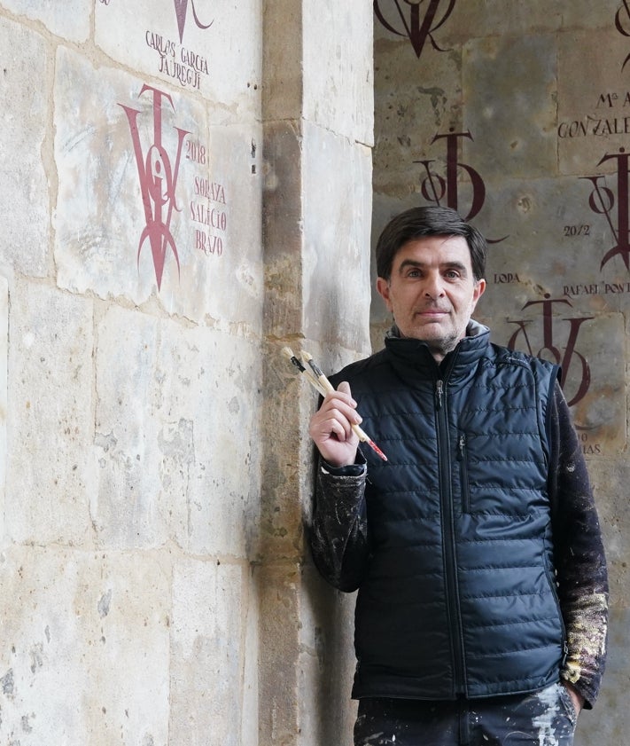 Imagen secundaria 2 - Valentín Gómez, pintor y restaurador de vítores, posa en la Facultad de Filología de la Universidad de Salamanca.