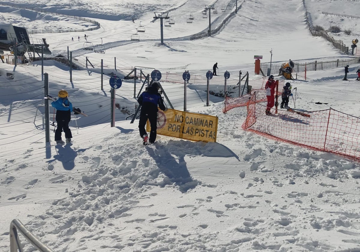 El temporal deja otra nevada en La Covatilla y garantiza hasta abril las jornadas escolares de esquí