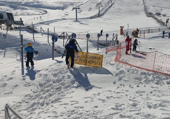 Imagen de esquiadores en las pistas de Debutantes, en la mañana de este domingo