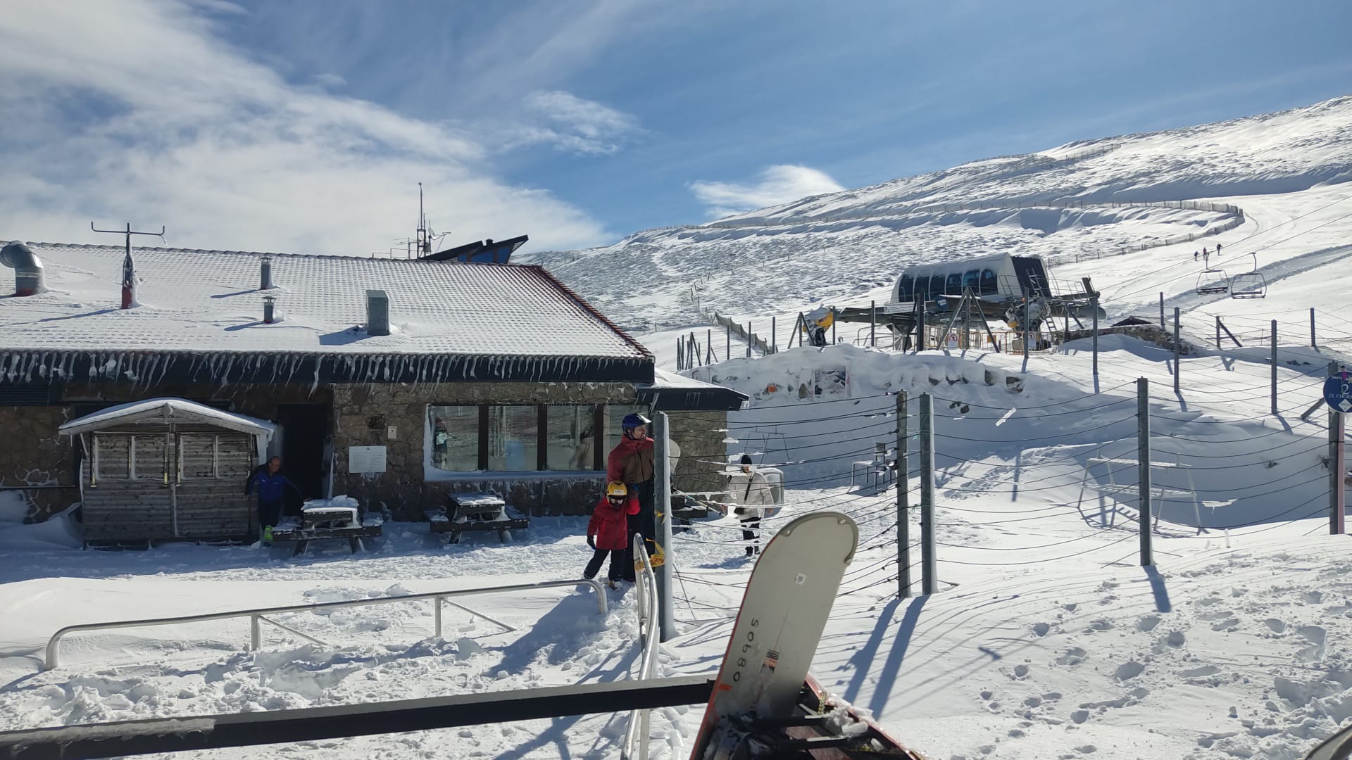 El temporal deja otra nevada en La Covatilla y garantiza hasta abril las jornadas escolares de esquí