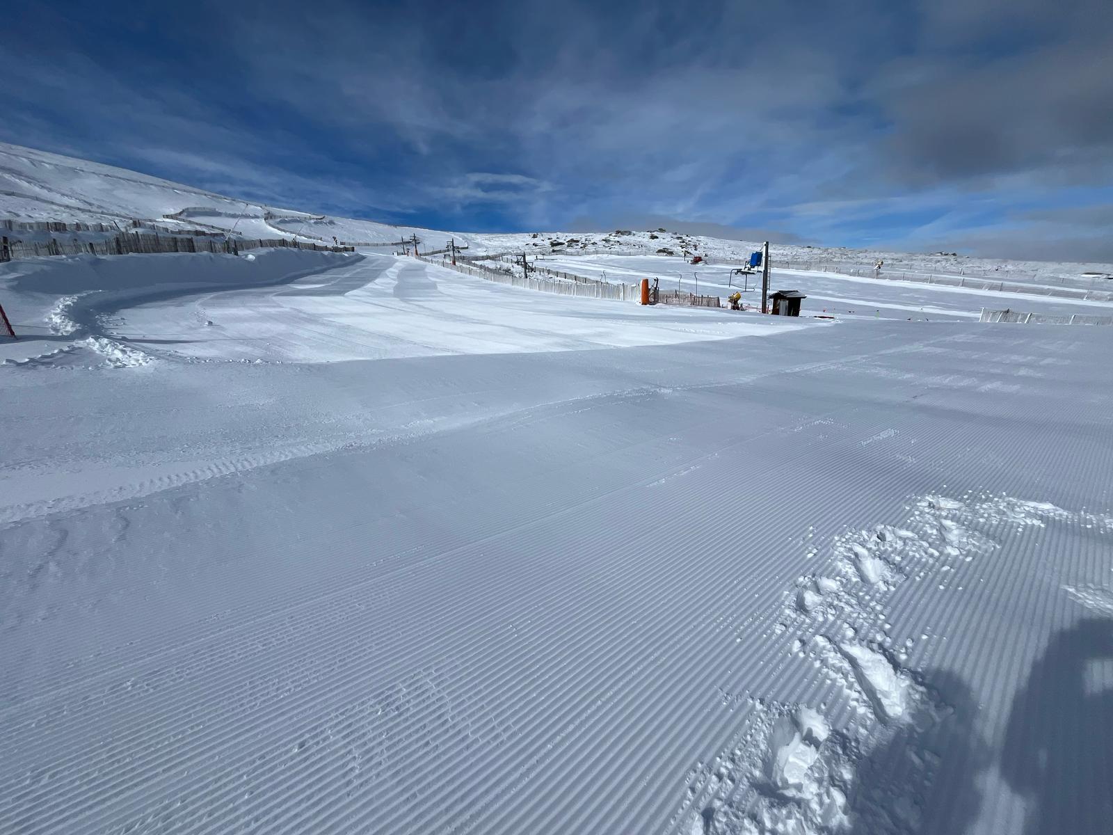 El temporal deja otra nevada en La Covatilla y garantiza hasta abril las jornadas escolares de esquí