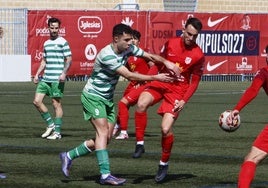 Astu trata de hacerse con el esférico ante un jugador de La Virgen del Camino.