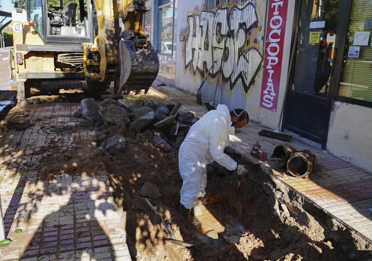 Retirada de tuberías antiguas en la avenida de Maristas, donde ya se ha renovado la red de fibrocemento.