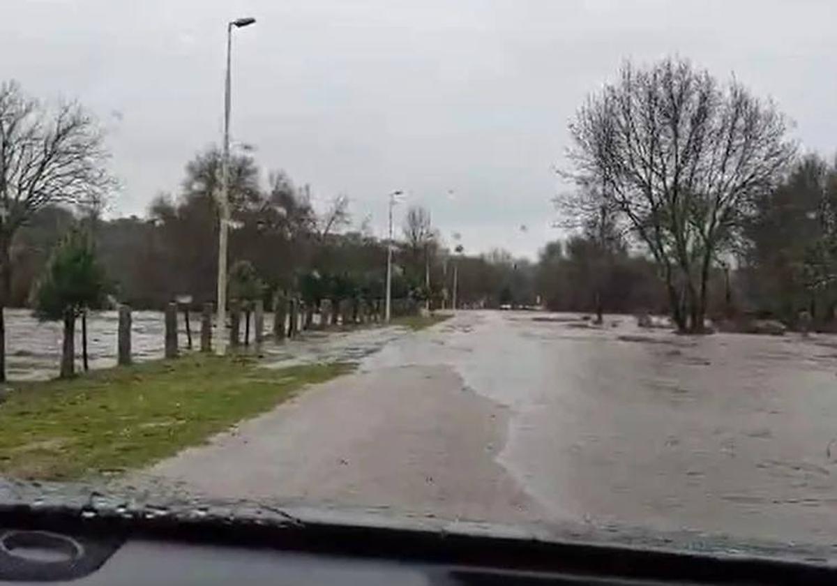 Imagen de la crecida del río Burguillos, a su paso por Agallas, que ha afectado a una carretera.