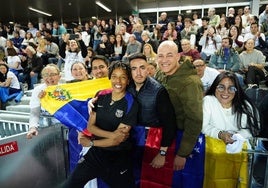 Yulimar Rojas, junto a varios fans venezolanos, en la Carlos Gil Pérez.