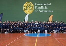 Los estudiantes de la Pontificia, con el rector, Santiago García-Jalón de la Lama, la vicerrectora María H. Benavente, y el director del Servicio de Deportes, Alberto Rodríguez Cayetano.