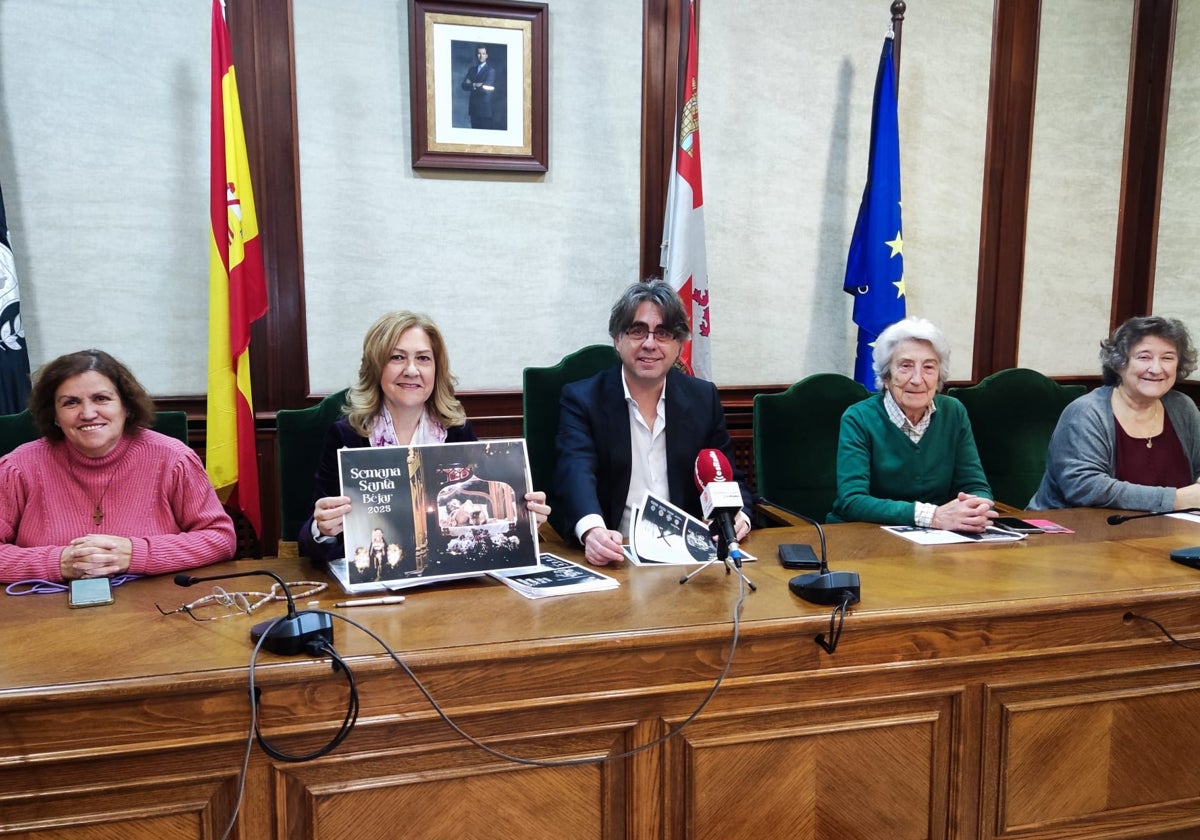 Nieves García, Purificación Pozo, Luis Francisco Martín, Charo Olleros y Carmen Martín, en la presentación.