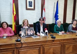 Nieves García, Purificación Pozo, Luis Francisco Martín, Charo Olleros y Carmen Martín, en la presentación.