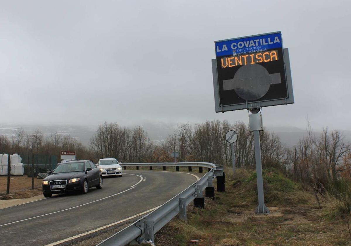 Cartel con la ventisca y los coches dando la vuelta 5 Carretera CP-4 a La Covatilla.