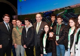 Ignacio Galán y Mañueco con los alumnos del IES Tierra de campos de Paredes de Nava.