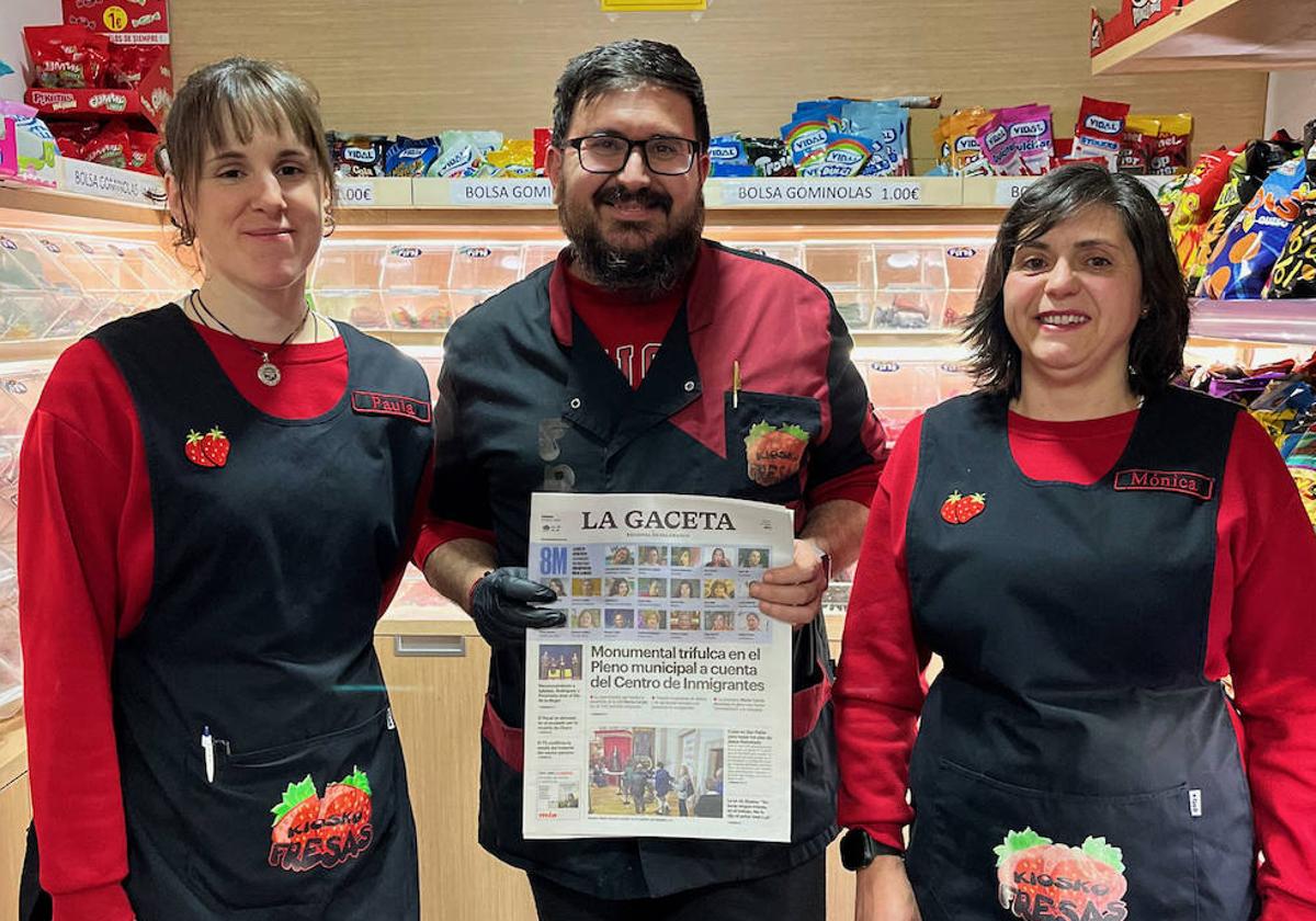 Paula, Rubén y Mónica, en su kiosco ubicado en Béjar.