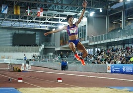 La atleta venezolana Yulimar Rojas, realizando un salto este domingo, 9 de marzo, en el I Trofeo de Atletismo Ciudad de Salamanca.