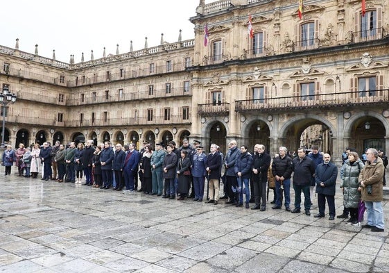 Minuto de silencio en la Plaza Mayor por las víctimas del terrorismo.