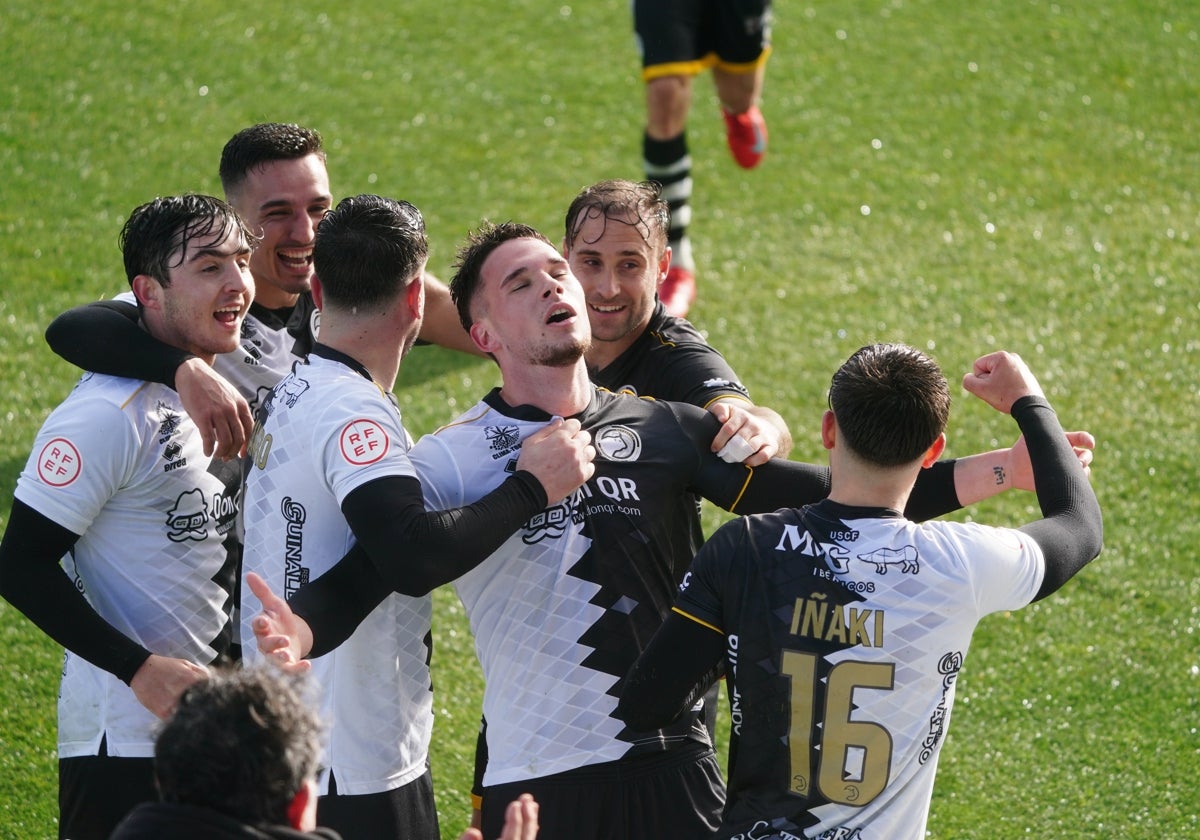 Mikel Serrano y sus compañeros celebran el tanto frente al Amorebieta.