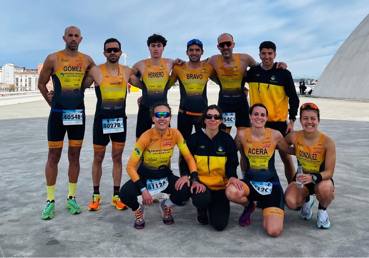 Representantes de la Escuela de Triatlón Salmantina en Avilés.