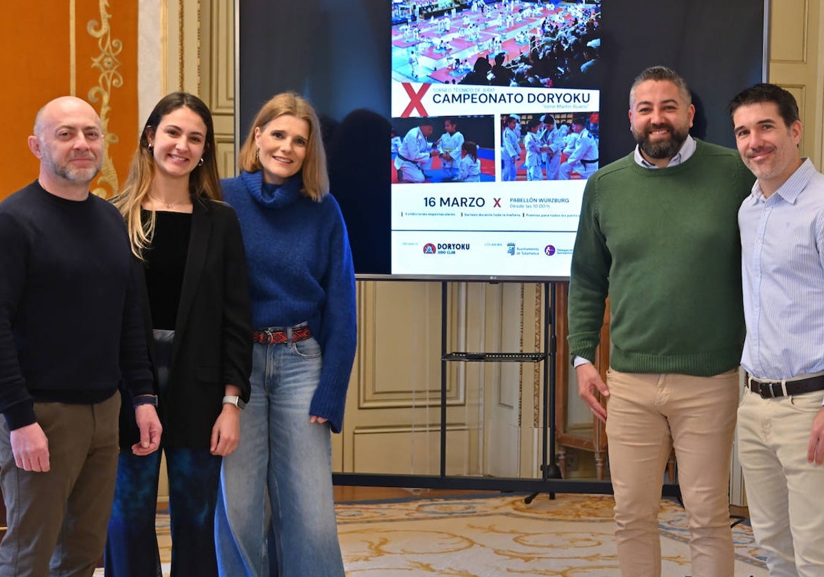 Almudena Parres, concejala de Deportes, junto a los responsables de la cita en la presentación.