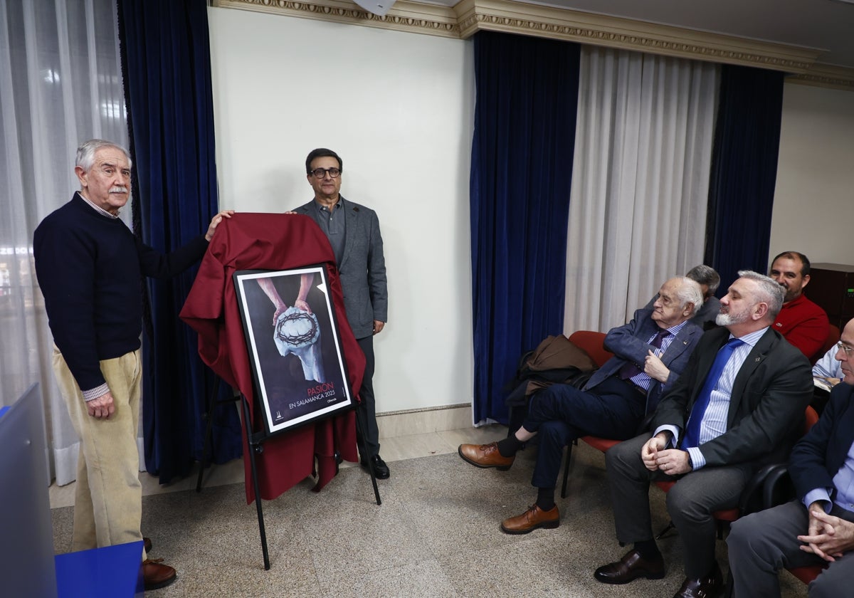 Agustín Ferreira y Félix Torres, junto al cartel.