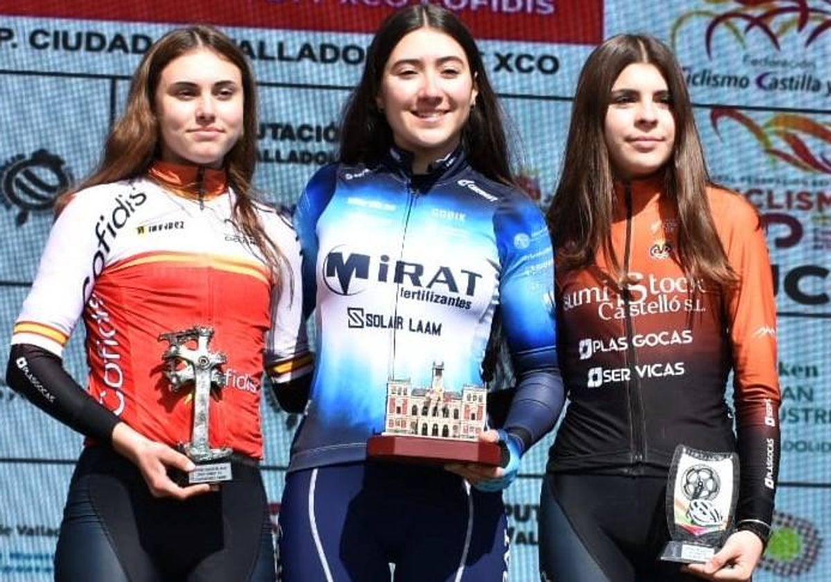 Gisela Herrero, en el centro, tras llevarse la segunda puntuable de la Copa de España de XCO.