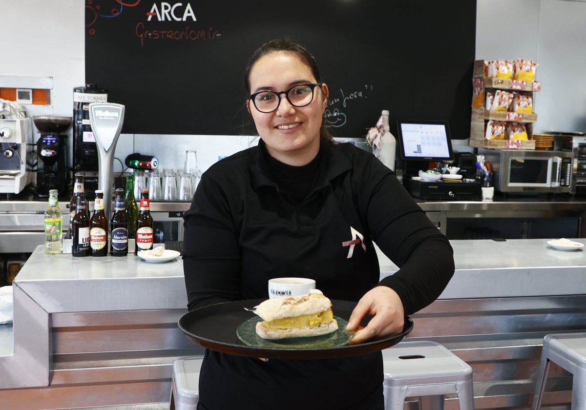 Denisa Dilber prepara y sirve un café y un pincho durante uno de sus turnos de trabajo.