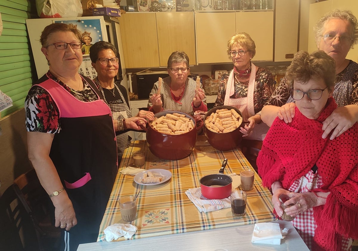 Las cocineras muestran los cuquillos.