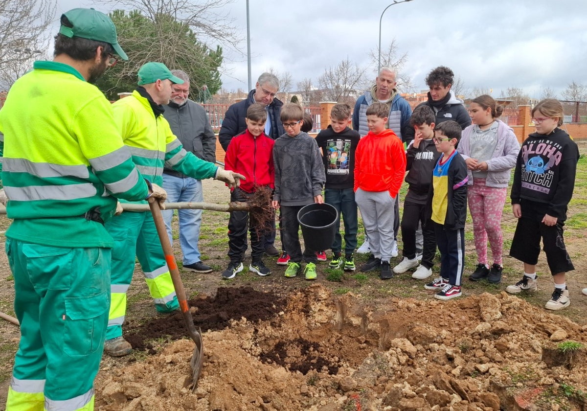 Los operarios de Carbajosa, representantes del Consistorio y escolares de Ciudad de los Niños.