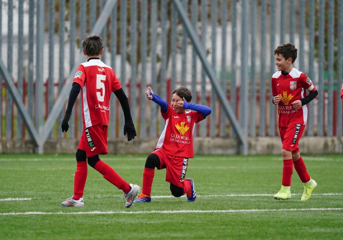 El Navega B, de la 3ª benjamín Grupo 1, celebra una de sus goles.