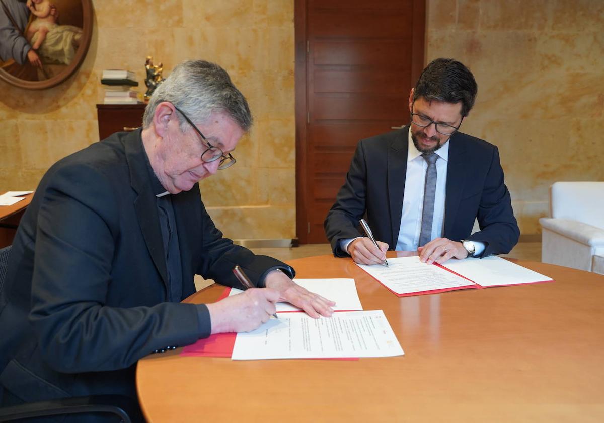 Santiago García-Jalón de la Lama y Patricio Cevallos Ponce firmando el acuerdo.