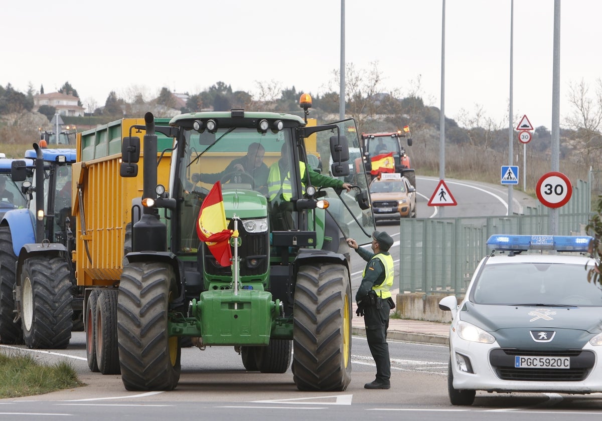 Una de las tractoradas de febrero de 2024, con la Guardia Civil pidiendo la documentación.