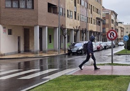 Una persona pasando por las calles en Carbajosa.